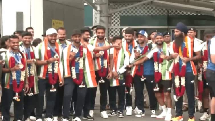 WATCH India Men Hockey Team Receive Grand Welcome After Winning Historic Bronze Medal Paris Olympics 2024 Harmanpreet Singh PR Sreejesh Delhi Airport WATCH