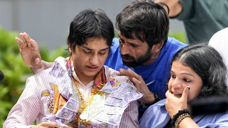 Thank You India I Am Very Fortunate WATCH Vinesh Phogat First Words Upon Arriving In India Paris Olympics 2024 silver medal CAS UWW IOC Sakshi Malik Yogeshwar Dutt Delhi airport