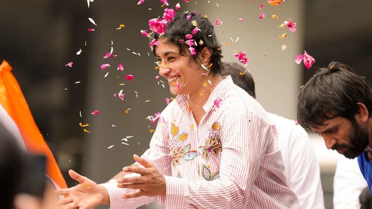 विनेश फोगट का उनके गांव में कैसे स्वागत हुआ: क्राउडफंडेड पुरस्कार राशि, 750 किलो लड्डू