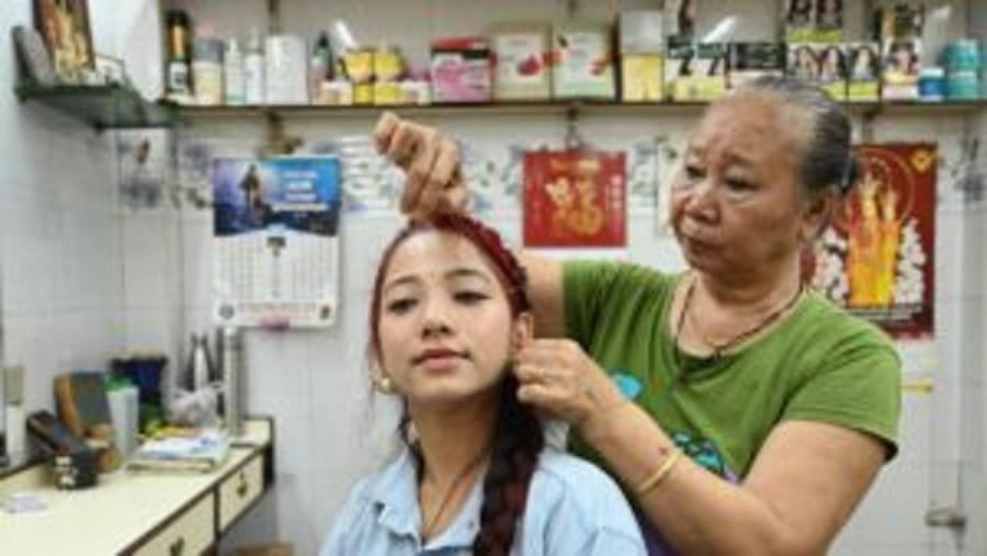सफलतापूर्वक ब्यूटी पार्लर चला रहा चीनी महिलाओं का एक समुदाय