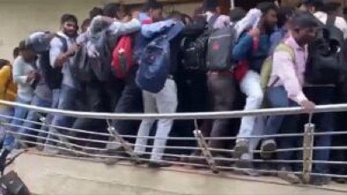 औद्योगिक गुजरात में कम हो रहे हैं रोजगार के अवसर