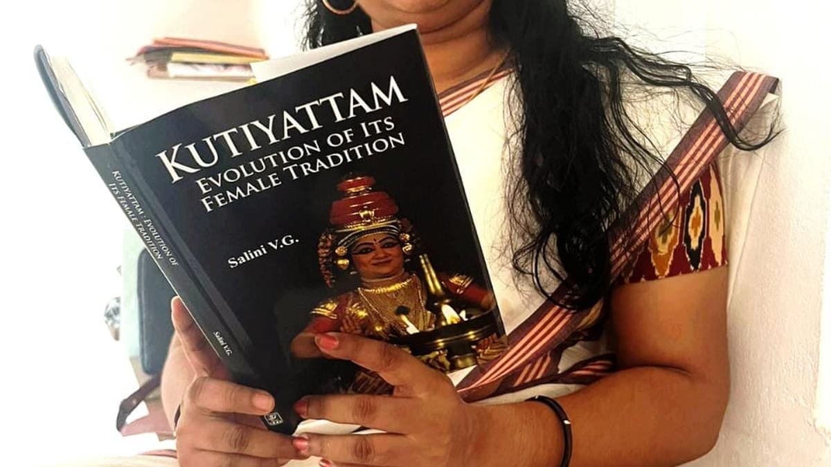 कूडियाट्टम पर सालिनी वीजी की किताब कला के रूप में महिला कथाओं की ताकत की पड़ताल करती है