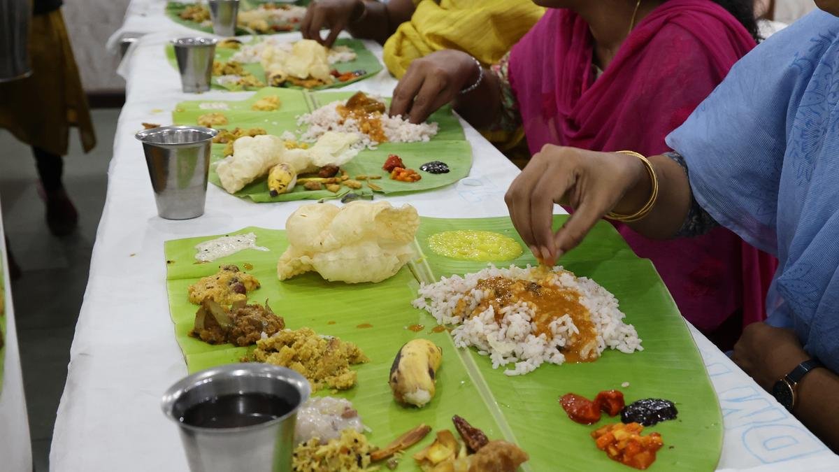 केरल के पाक विशेषज्ञ मलयाली प्रवासियों को ओनासद्या परोसने के
