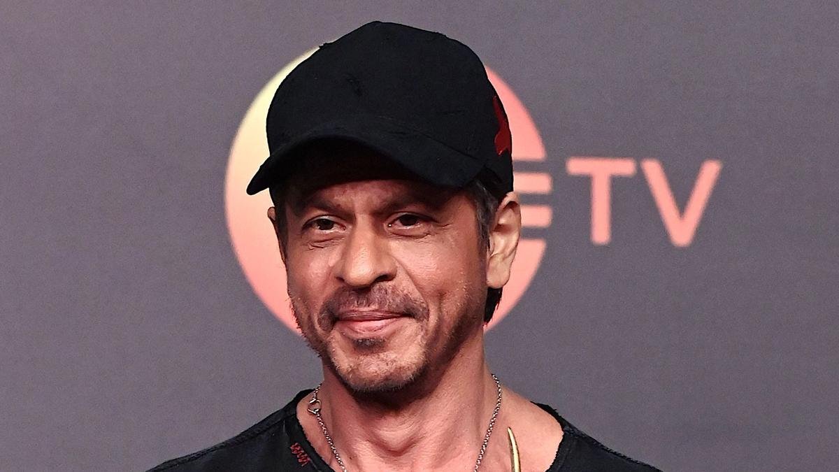 शाहरुख खान के IIFA 2024 के लिए रवाना होने से पहले मुंबई एयरपोर्ट पर अफरा-तफरी