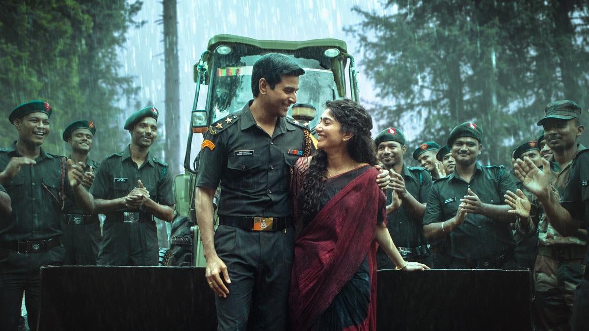 'अमरन' फिल्म समीक्षा: शिवकार्तिकेयन और साईं पल्लवी इस दिल दहला देने वाली एक्शन फिल्म के साथ हमारे दिलों में प्रवेश करते हैं