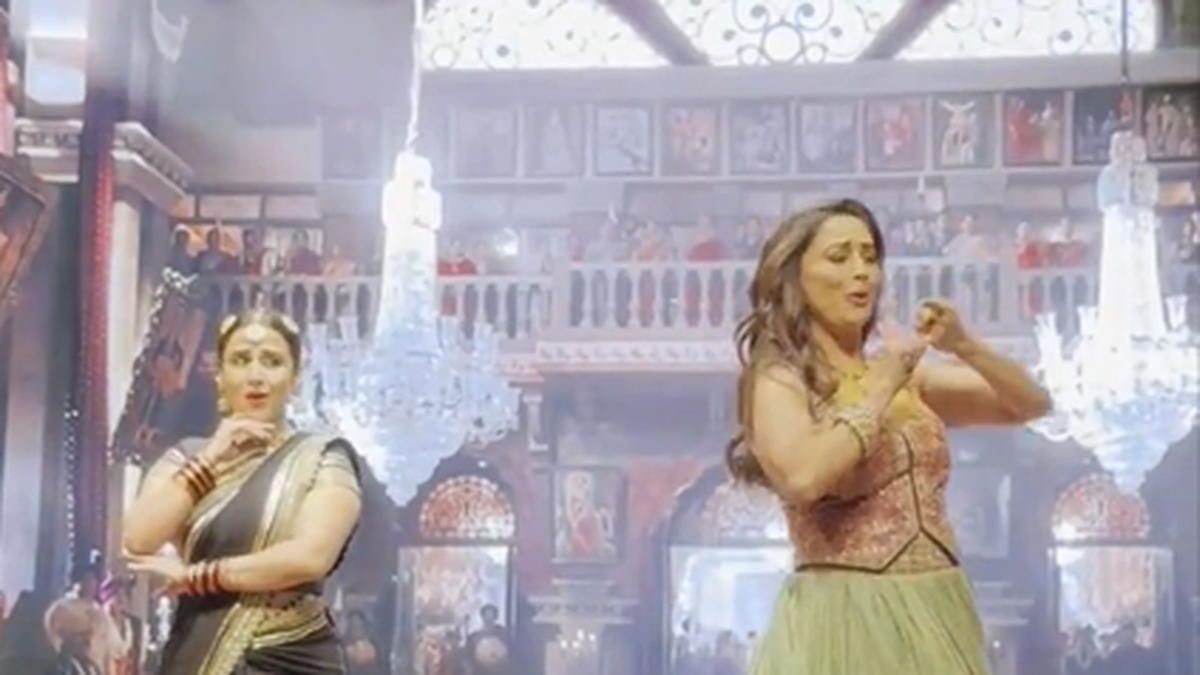 'अमी जे तोमार 3.0' परफॉर्मेंस के दौरान विद्या बालन मंच पर गिर गईं, फिर भी शांत भाव से डांस करती रहीं