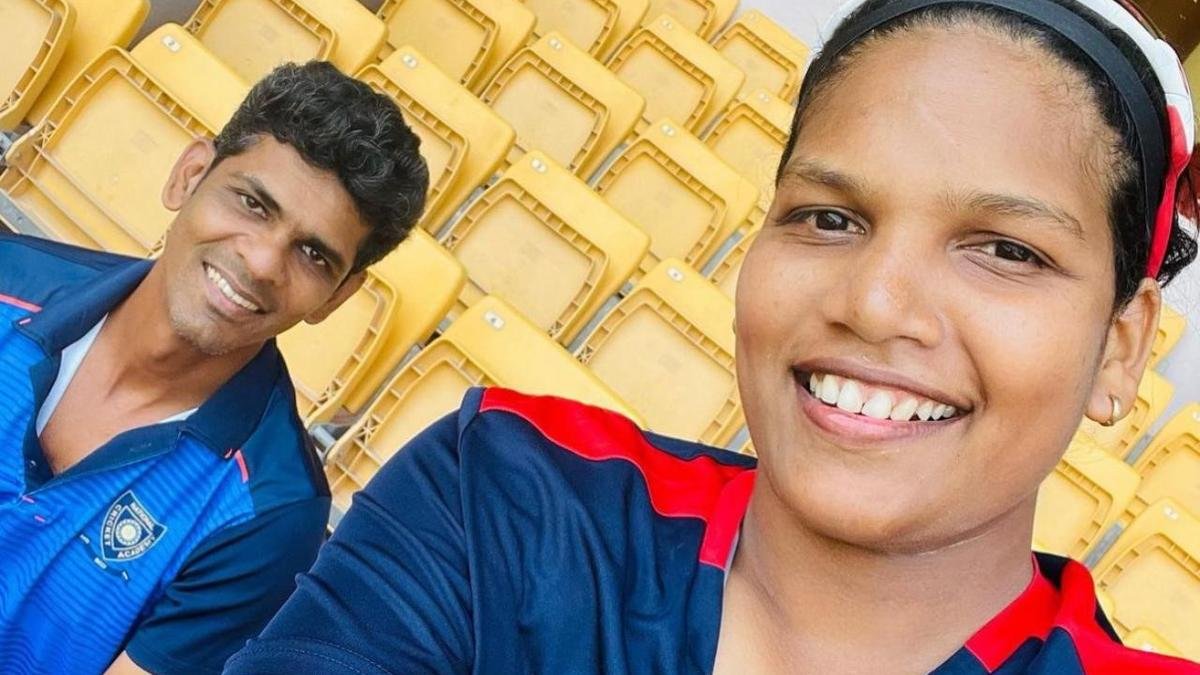 आईसीसी विश्व कप खेल में खेलने वाली पहली मलयाली महिला आशा शोभना के पूर्व कोच एरोन जॉर्ज थॉमस से मिलें