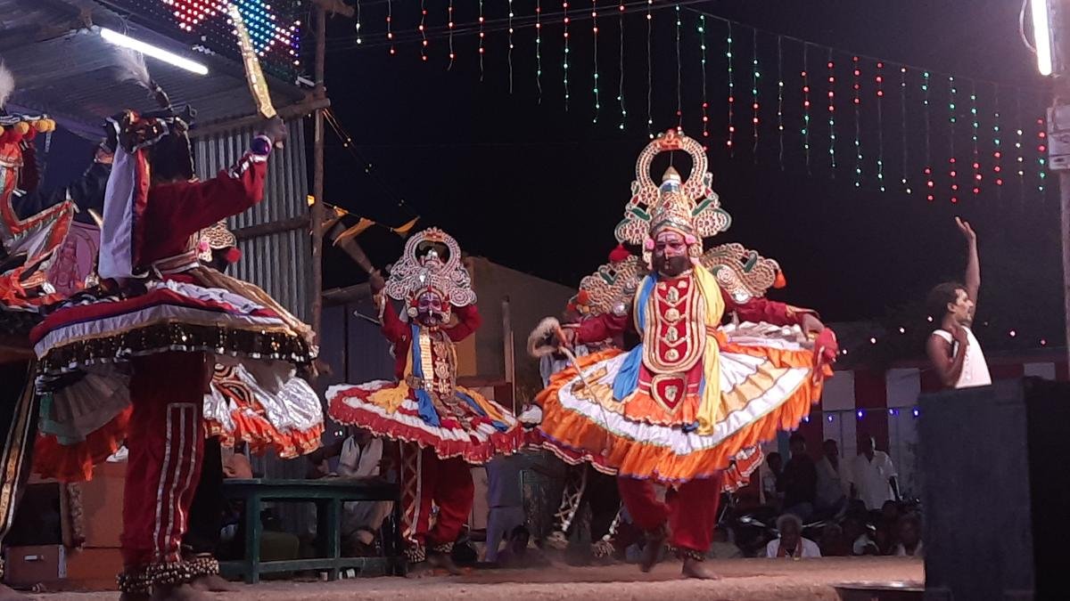कटराडी कला का उपयोग करके सामाजिक मुद्दों पर प्रकाश डालते हैं