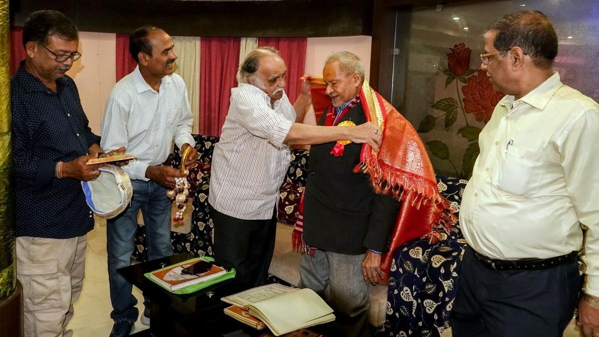 पूर्व पूर्व छात्रों द्वारा वीके मूर्ति और एसजे पॉलिटेक्निक को समर्पित एक श्रद्धांजलि