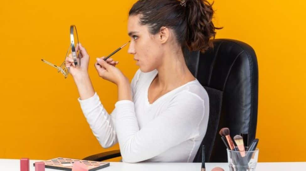 सामान्य मेकअप गलतियाँ और उन्हें कैसे ठीक करें: बेदाग लुक के लिए प्रो टिप्स