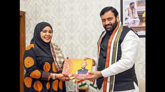 हरियाणा के मुख्यमंत्री नायब सिंह सैनी ने शुक्रवार को चंडीगढ़ में अंतर्राष्ट्रीय गीता महोत्सव का निमंत्रण स्वीकार करने पर भारत में तंजानिया की उच्चायुक्त अनीसा कपुफी मबेगा को सम्मानित किया। (एएनआई)