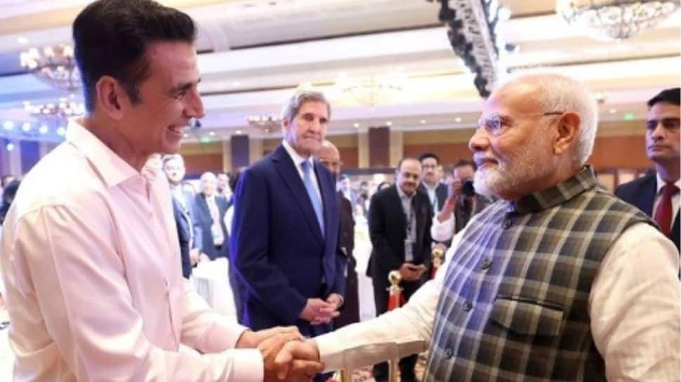 अक्षय कुमार ने दिल्ली में मीडिया समिट में पीएम मोदी से मुलाकात की