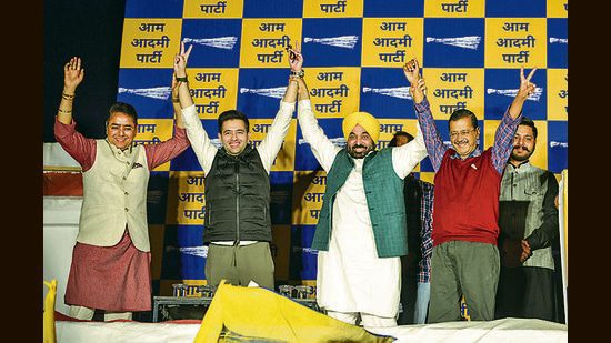 (बाएं से) आप के पंजाब प्रमुख अमन अरोड़ा, राज्यसभा सदस्य राघव चड्ढा, सीएम भगवंत मान और आप संयोजक अरविंद केजरीवाल शनिवार को नई दिल्ली में उपचुनाव में जीत का जश्न मनाने के लिए एक कार्यक्रम के दौरान। (पीटीआई)