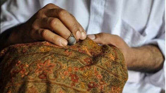 इससे पहले, वीडियो वायरल होने के तुरंत बाद कश्मीर के राजनीतिक नेताओं ने महिला के खिलाफ कड़ी कार्रवाई का आह्वान किया था। (प्रतिनिधित्व के लिए एचटी छवि)