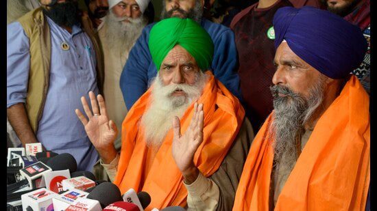 संयुक्त किसान मोर्चा (गैर-राजनीतिक) के संयोजक जगजीत सिंह डल्लेवाल और केएमएम के सरवन सिंह पंधेरा शुक्रवार को डीएमसीएच, लुधियाना में एक संवाददाता सम्मेलन को संबोधित करते हुए। (मनीष/एचटी)
