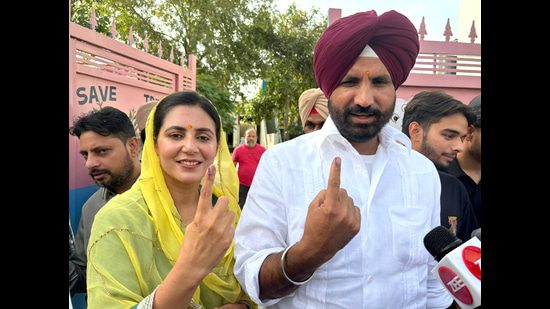 पंजाब कांग्रेस अध्यक्ष अमरिंदर सिंह राजा वारिंग ने आरोप लगाया कि बिट्टू ने गिद्दड़बाहा में भाजपा को हराकर उनसे बदला लिया, जबकि बिट्टू ने कहा कि गिद्दड़बाहा के लोगों ने “राजा की रानी को घर वापस भेज दिया है”। इस बीच, मनप्रीत ने कहा कि वारिंग ने हमेशा बादलों की वंशवाद की राजनीति की आलोचना की है लेकिन जब उन्हें मौका मिला तो उन्होंने टिकट अपने घर में रख लिया। (एएनआई फ़ाइल)