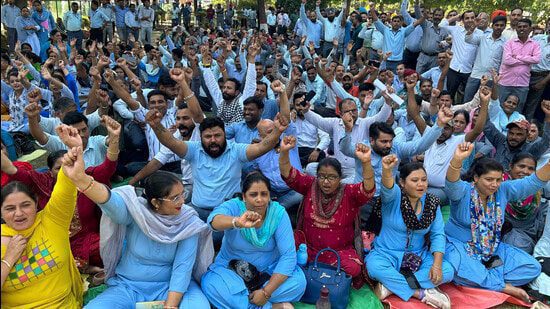 अक्टूबर में नवीनतम हड़ताल के दौरान, पीजीआईएमईआर, चंडीगढ़ में नए ओपीडी पंजीकरण और वैकल्पिक सर्जरी को एक सप्ताह के लिए पूरी तरह से निलंबित कर दिया गया था, जिससे रोगियों, जिनमें से कई पड़ोसी राज्यों से आ रहे थे, को भारी कठिनाइयों का सामना करना पड़ा। (रवि कुमार/एचटी)