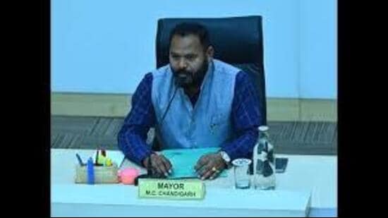 कुलदीप कुमार ढलोर ने बुधवार को नगर निगम आयुक्त अमित कुमार को एक पत्र लिखा, जिसमें खर्चों में कटौती करने के लिए नगर निगम (एमसी) के कर्मचारियों को तत्काल तर्कसंगत बनाने का अनुरोध किया गया। (एचटी फाइल फोटो)