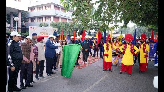 यूटी सलाहकार राजीव वर्मा मंगलवार को 'मेरा संविधान, मेरा स्वाभिमान' थीम पर पदयात्रा को हरी झंडी दिखाकर रवाना कर रहे थे। (एचटी फोटो)
