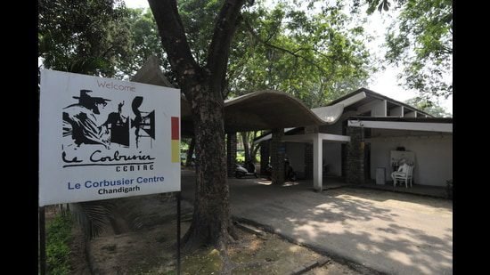 चंडीगढ़ के पर्यटन सचिव ने सेक्टर 19 में ले कोर्बुसीयर सेंटर, सेक्टर 5 में कैपिटल कॉम्प्लेक्स और पियरे जेनेरेट हाउस सहित प्रमुख स्थलों का दौरा किया, जहां उन्होंने शहर की विरासत में उनके अद्वितीय महत्व को स्वीकार करते हुए, इन प्रतिष्ठित स्थलों को प्रमुख पर्यटक आकर्षण के रूप में आगे बढ़ाने के अवसरों की पहचान की। (एचटी फाइल फोटो)