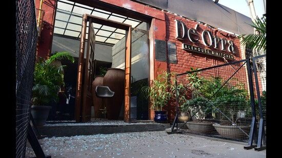 ये धमाके पंजाबी गायक और डी'ऑरा के स्वामित्व वाले चंडीगढ़ के सेविले बार एंड लाउंज के बाहर हुए। (केशव सिंह/एचटी)