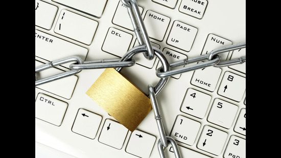 जम्मू-कश्मीर सरकार ने आधिकारिक दस्तावेजों को प्रसारित करने के लिए तीसरे पक्ष के उपकरणों के उपयोग पर प्रतिबंध लगा दिया है