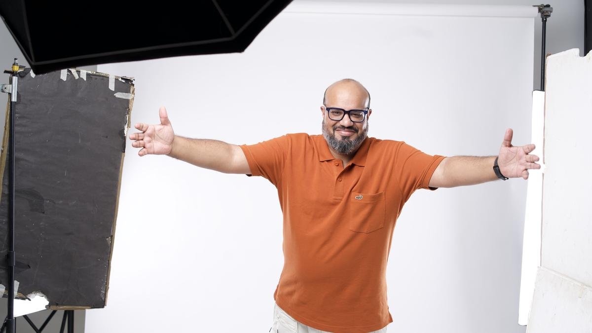 तमिल स्टैंड-अप कॉमेडियन प्रवीण कुमार '8' पर हैं और परिवार के अनुकूल चुटकुले लिख रहे हैं