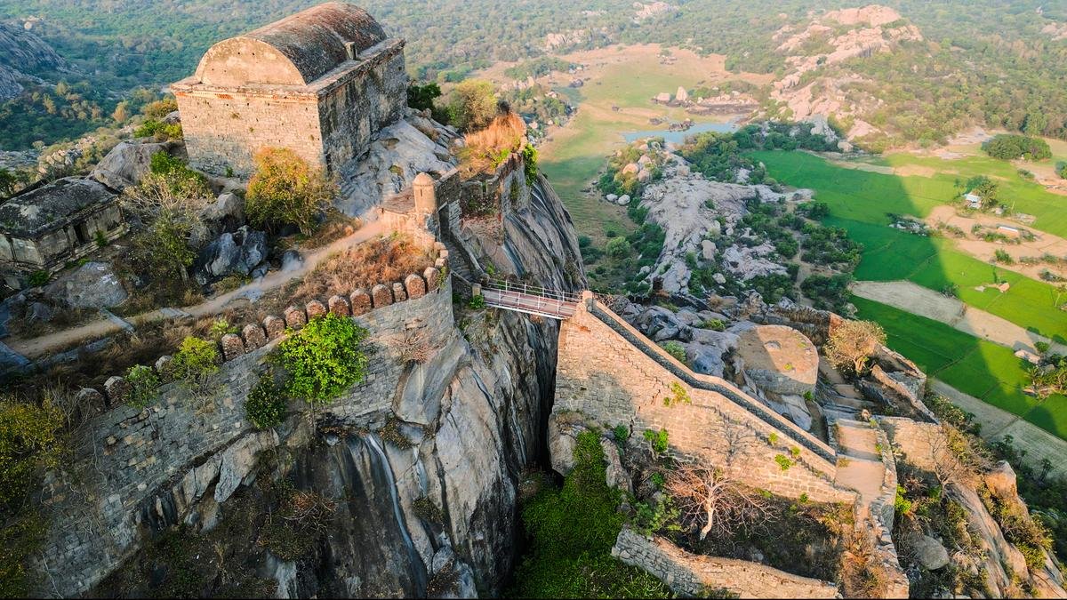 तमिलनाडु के इतिहास और इसके असंख्य किलों के माध्यम से इसकी लड़ाइयों का अन्वेषण करें