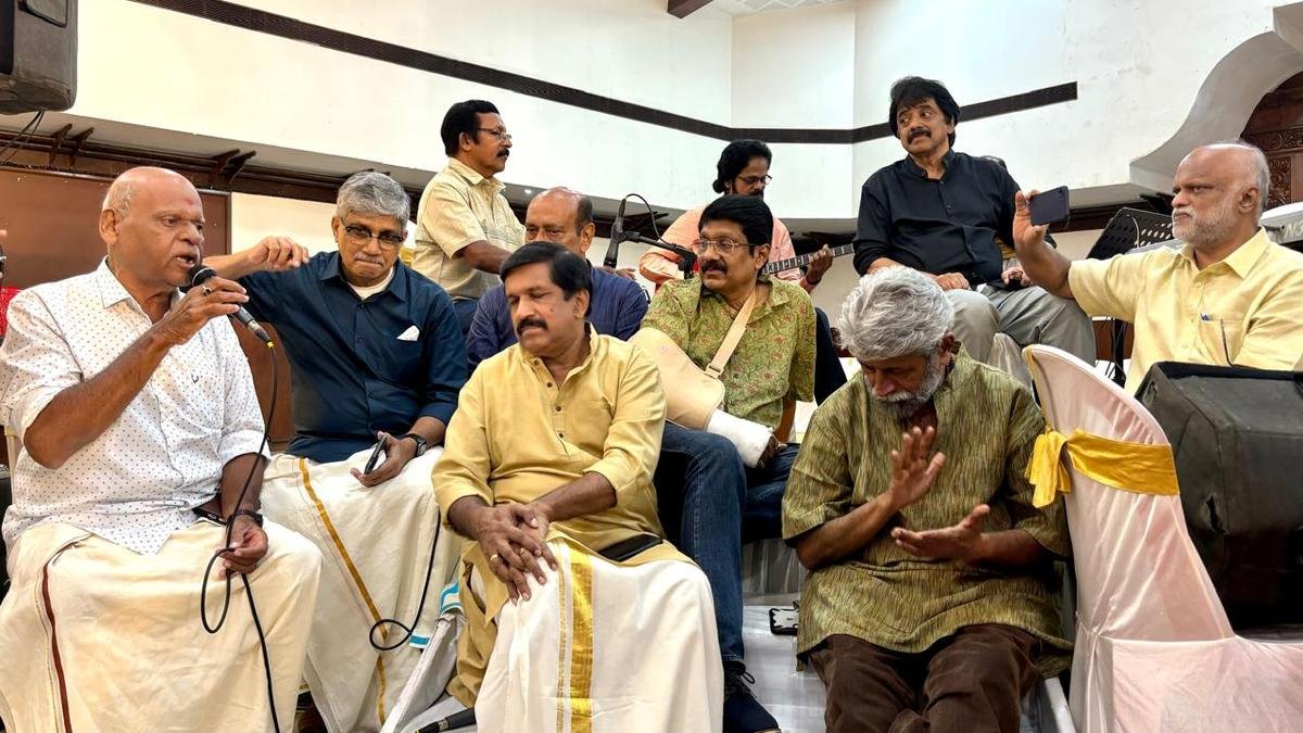 तिरुवनंतपुरम के एक समय के प्रसिद्ध ऑर्केस्ट्रा ब्लूबर्ड्स के सदस्यों का पुनर्मिलन