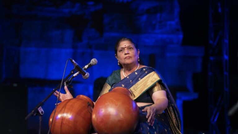 तीन महिला कलाकारों की मंच के केंद्र तक की यात्रा
