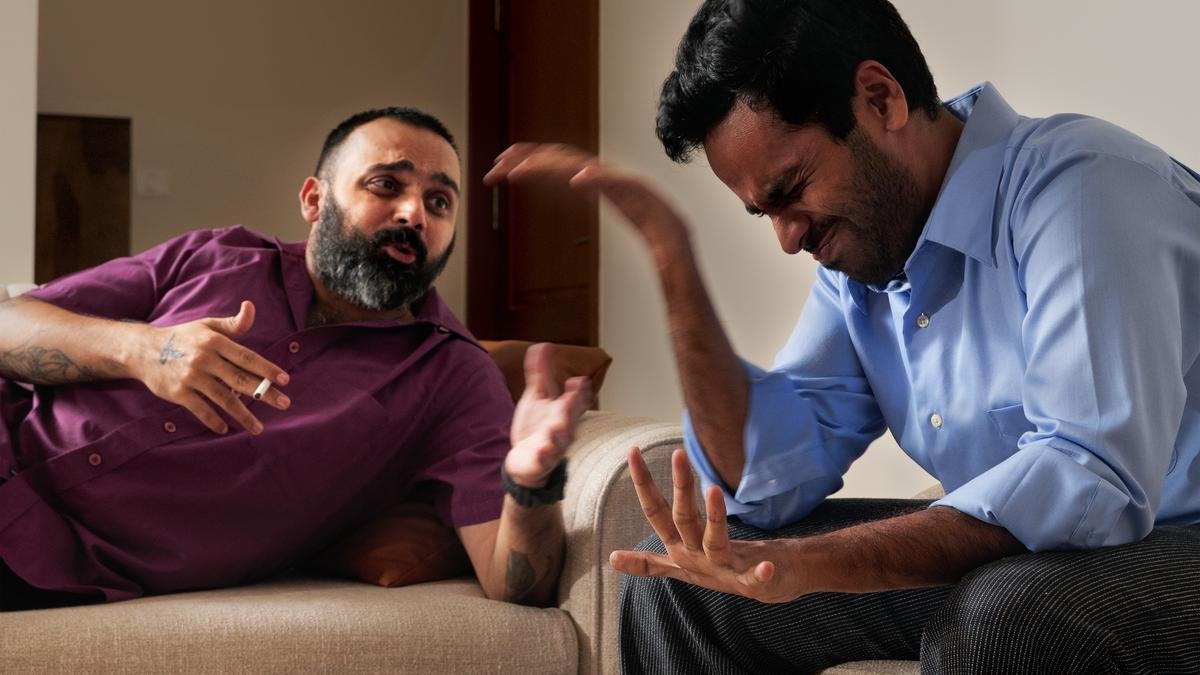 नील साइमन की विंटेज कॉमेडी 'द ऑड कपल' बेंगलुरु के थिएटर में लौट आई है