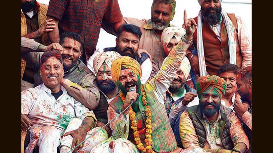 शनिवार को उपचुनाव जीतने के बाद रोड शो के दौरान आप के हरदीप सिंह डिंपी ढिल्लों। 29 वर्षों में यह पहली बार है कि गिद्दड़बाहा के मतदाताओं ने किसी स्थानीय उम्मीदवार को चुना है। (संजीव कुमार/एचटी)