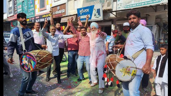 आम आदमी पार्टी के कार्यकर्ता शनिवार को गिद्दड़बाहा में हरदीप सिंह डिंपी ढिल्लों की जीत का जश्न मनाते हुए। (संजीव कुमार/एचटी)
