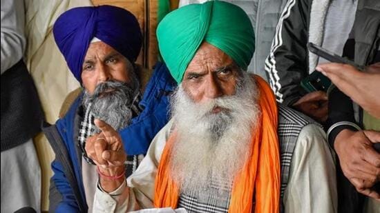 किसान नेता जगजीत सिंह दल्लेवाल पटियाला जिले में पंजाब-हरियाणा शंभू सीमा पर मीडिया को संबोधित कर रहे हैं, जबकि किसान मजदूर मोर्चा के अध्यक्ष सरवन सिंह पंढेर देख रहे हैं। (पीटीआई फ़ाइल)