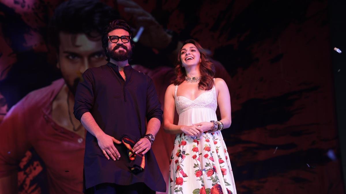 प्रतिभा थिएटर में 'गेम चेंजर' का टीज़र आते ही राम चरण लखनऊ में दक्षिणी सिनेमा की धूम मचाने लगे