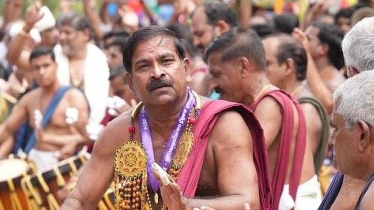 प्रमुख मेलम कलाकार सतीसन मरार केरल के वार्षिक मंदिर उत्सव सीज़न के लिए तैयार हैं