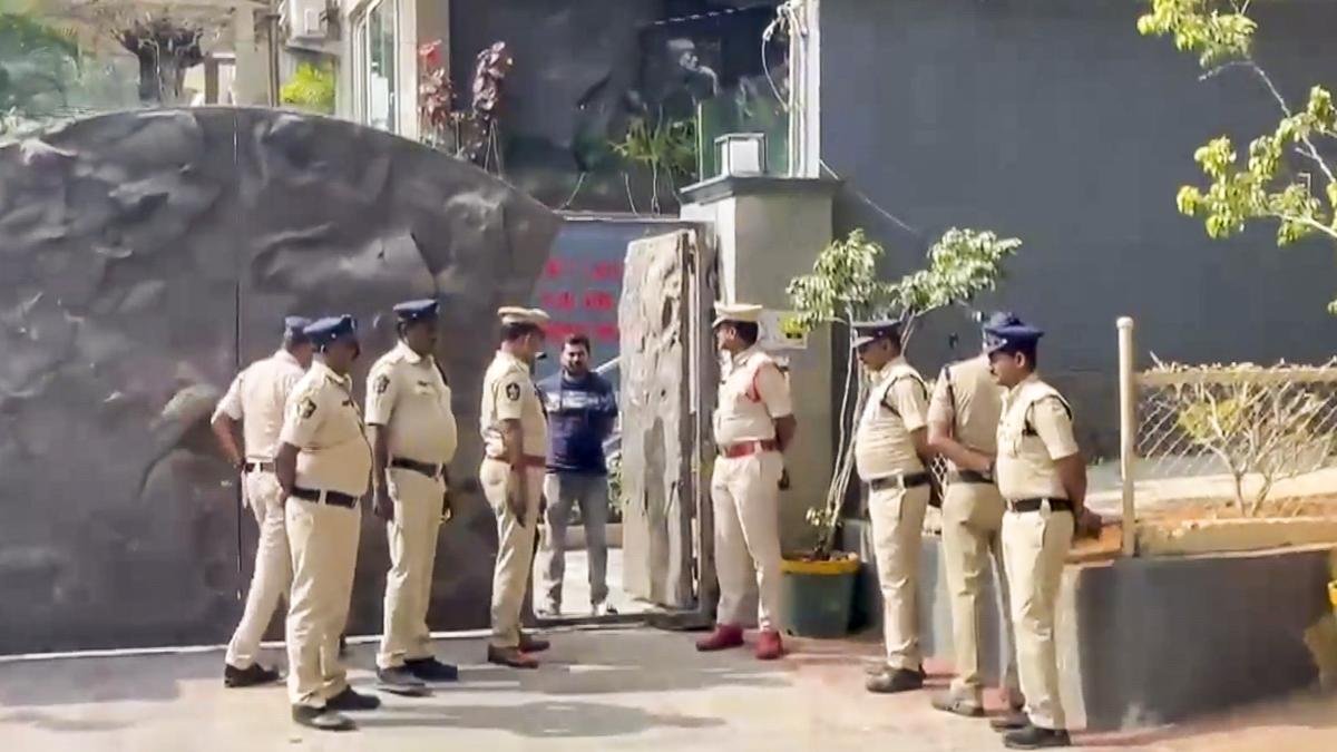फिल्म निर्देशक राम गोपाल वर्मा आंध्र के सीएम चंद्रबाबू नायडू के बारे में अपने कथित पोस्ट के खिलाफ जांच के लिए 'डिजिटल' रूप से पेश होने के लिए तैयार हैं