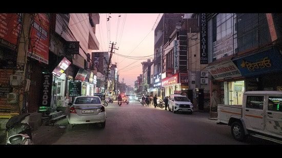 उद्योग सूत्रों ने कहा कि कनाडा के साथ संबंधों में तनाव के कारण, पंजाब के दक्षिण-पश्चिम क्षेत्र के छात्रों के लिए सबसे पसंदीदा स्थान, बड़ी संख्या में कोचिंग संस्थान बंद हो गए हैं, जबकि कई अन्य बंद होने के कगार पर हैं। (एचटी फोटो)