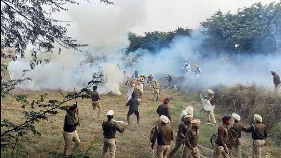 भारतीय किसान यूनियन (एकता-उगराहां) के कार्यकर्ता शुक्रवार को बठिंडा जिले के दुनेवाला गांव में एक्सप्रेसवे परियोजना के लिए जिला अधिकारियों द्वारा भूमि अधिग्रहण को लेकर पुलिस के साथ भिड़ गए। (संजीव कुमार/एचटी)