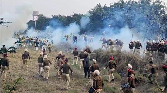 शुक्रवार को बठिंड के दुनेवाला गांव में अधिकारियों द्वारा भूमि अधिग्रहण को लेकर भारतीय किसान यूनियन उगराहां के किसान कार्यकर्ताओं की पुलिस के साथ झड़प हो गई। (संजीव कुमार एचटी)