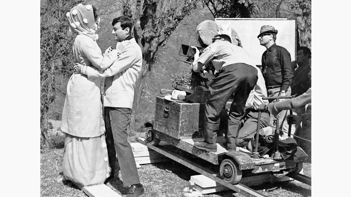 भाई देव आनंद और विजय आनंद ने कैसे सिनेमा की दुनिया में धूम मचाई