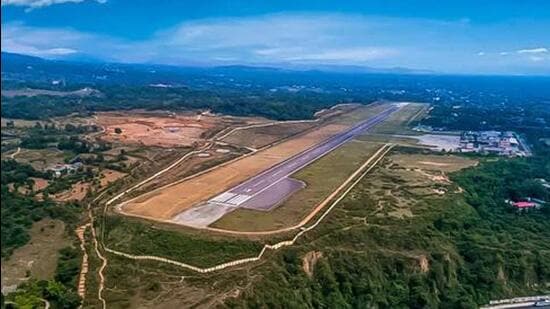 हवाईअड्डे के अधिकारी मौजूदा टर्मिनल भवन के पुनर्निर्माण की भी योजना बना रहे हैं। (फ़ाइल)