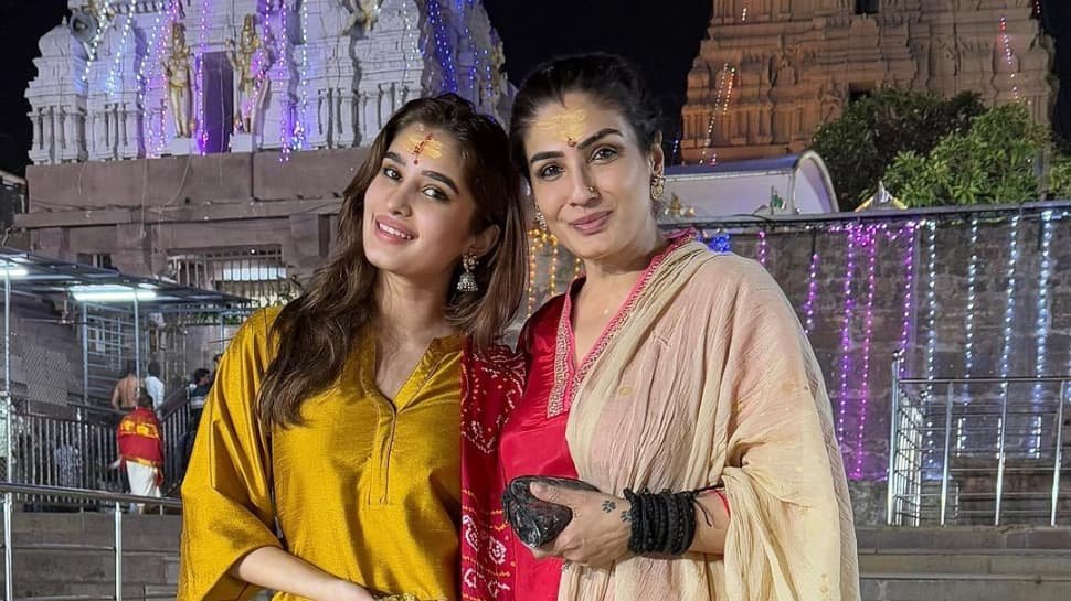 रवीना टंडन और बेटी राशा ने मल्लिकार्जुन मंदिर में आशीर्वाद लिया