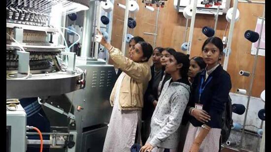 लुधियाना में एक प्रशिक्षण सत्र के दौरान सरकारी स्कूलों के छात्र। (एचटी फोटो)