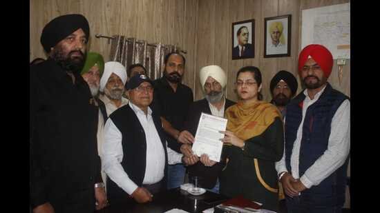 जिला राजस्व अधिकारी अंकिता अग्रवाल को पत्र सौंपते लुधियाना गुड्स ट्रांसपोर्ट एसोसिएशन के सदस्य। (एचटी फोटो)