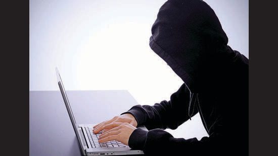 पीड़ित ने कुछ सौदे के लिए घोटालेबाजों को ऑनलाइन भुगतान किया जिसके बाद