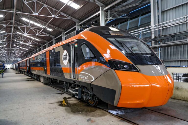 वंदे भारत स्लीपर ट्रेनों को इस कारण से देरी का सामना करना पड़ सकता है