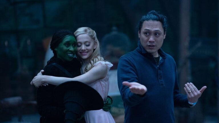 'विकेड' पर जॉन एम चू का साक्षात्कार: '9 मिलियन ट्यूलिप और 60 टन की ट्रेन'