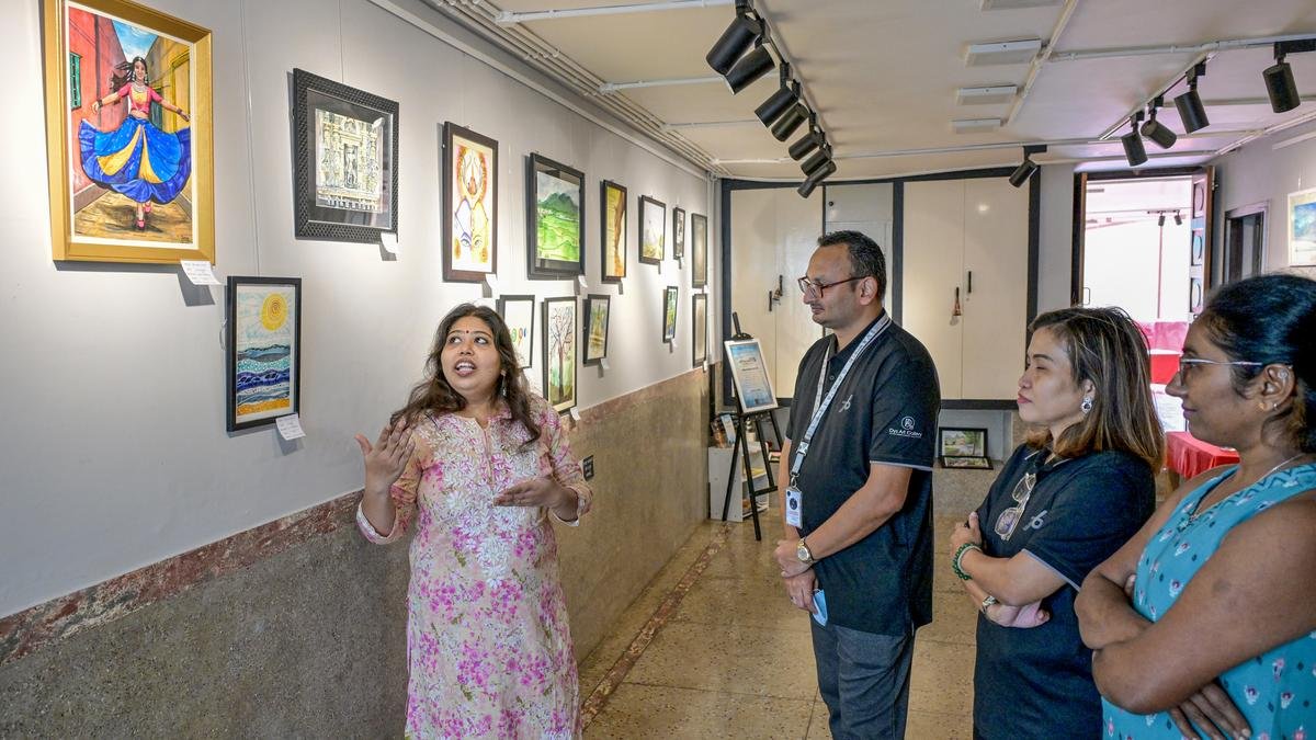 विशाखापत्तनम में डिस आर्ट गैलरी में कलाकारों का पुनर्मिलन 14 कलाकारों के विविध कार्यों को प्रदर्शित करता है
