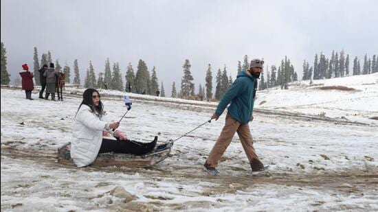 गुलमर्ग में बर्फबारी और घाटी में सुरम्य चिनार के पेड़ पर्यटकों को अपनी ओर आकर्षित कर रहे हैं। (वसीम अंद्राबी/एचटी)
